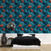 Une chambre moderne avec un papier peint floral aux teintes bleu profond et rouge, créant une atmosphère chaleureuse et accueillante.