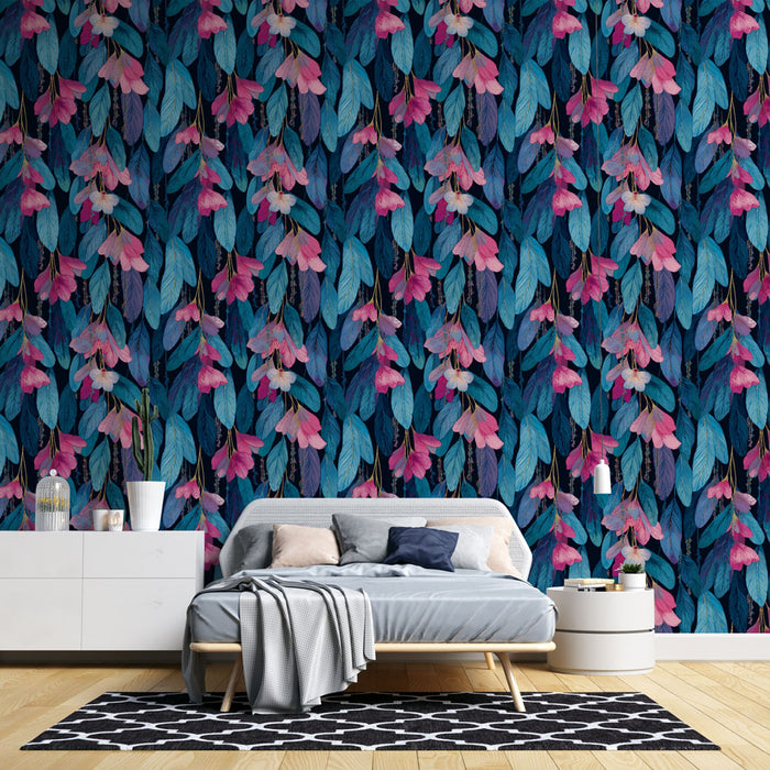 Une chambre moderne avec un papier peint floral aux motifs vibrants de fleurs roses et de feuilles turquoise sur fond bleu, créant une atmosphère fraîche et accueillante.