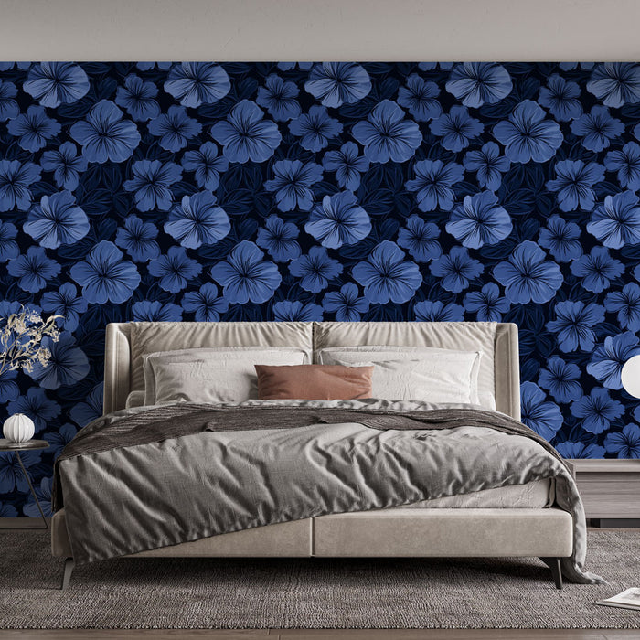 Une chambre moderne avec un papier peint floral bleu sur fond noir, créant une atmosphère élégante et apaisante.
