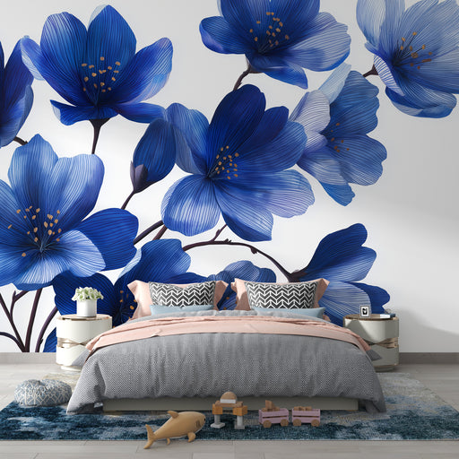 Une chambre moderne avec un papier peint floral bleu vibrant représentant de grandes fleurs délicates sur fond blanc, créant une atmosphère apaisante et élégante.