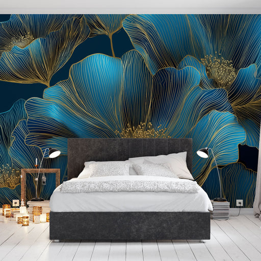 Une chambre moderne avec un papier peint floral bleu et doré sur fond noir, créant une atmosphère élégante et apaisante.
