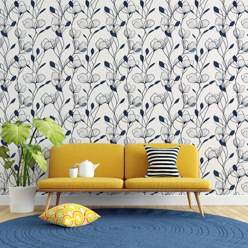Un salon moderne avec un papier peint floral bleu marine et blanc représentant des fleurs délicates, créant une atmosphère élégante et apaisante.