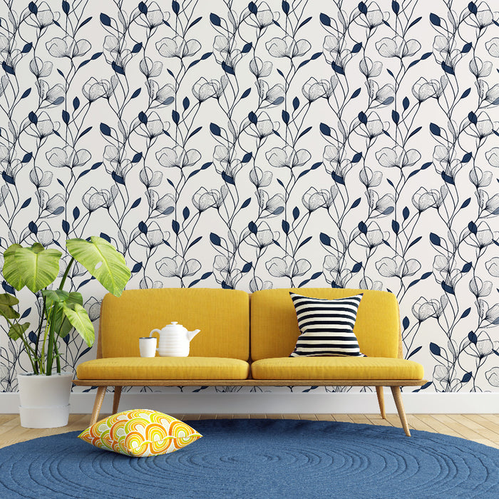 Un salon moderne avec un papier peint floral bleu marine et blanc représentant des fleurs délicates, créant une atmosphère élégante et apaisante.