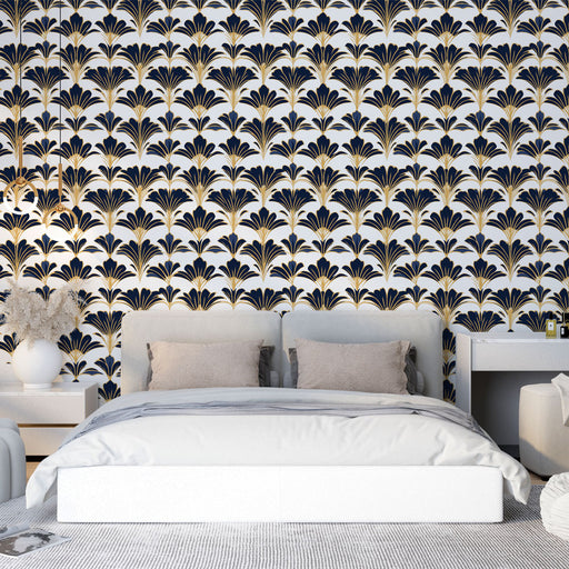 Une chambre élégante avec un papier peint art déco bleu marine et doré, représentant des motifs floraux stylisés sur fond clair, créant une ambiance raffinée et chaleureuse.