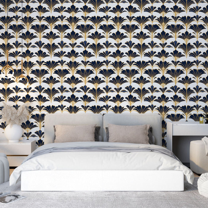 Une chambre élégante avec un papier peint art déco bleu marine et doré, représentant des motifs floraux stylisés sur fond clair, créant une ambiance raffinée et chaleureuse.