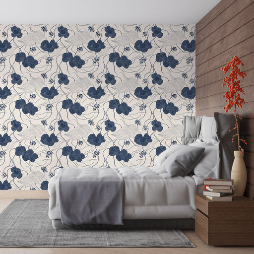 Une chambre apaisante avec un papier peint floral bleu marine sur fond crème, évoquant une ambiance élégante et moderne.