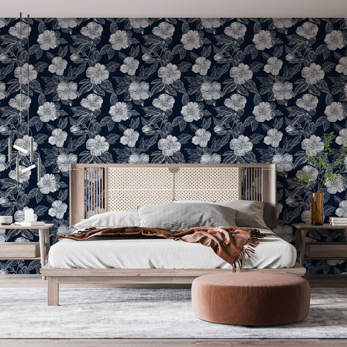 Une chambre moderne avec un papier peint floral bleu marine et blanc, créant une atmosphère élégante et apaisante.