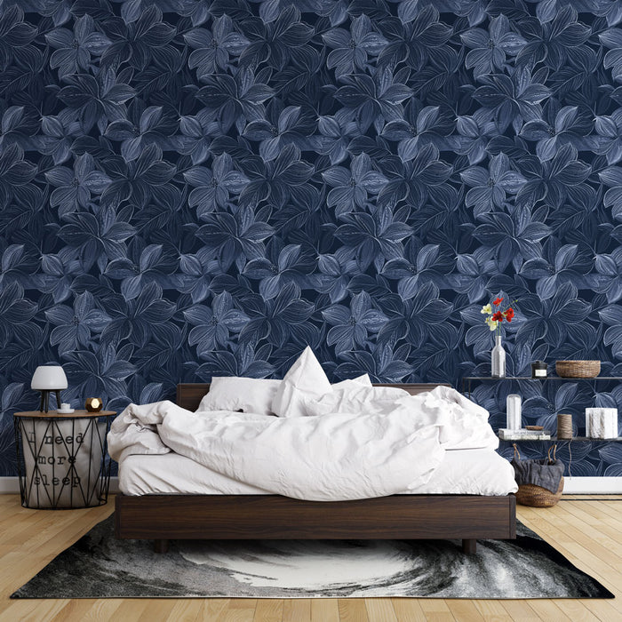 Une chambre apaisante avec un papier peint floral bleu nuit aux motifs de feuilles délicates, créant une atmosphère élégante et sereine.