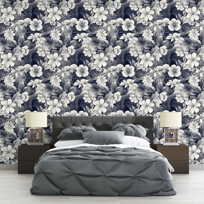 Une chambre moderne avec un papier peint floral bleu marine et blanc, évoquant une atmosphère tropicale et apaisante grâce à ses motifs de fleurs et de feuillages.