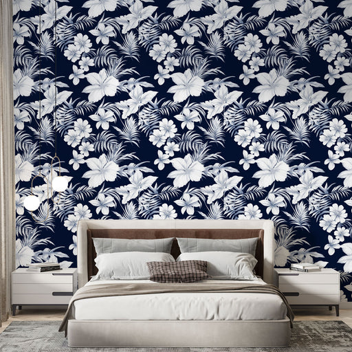 Une chambre moderne avec un papier peint floral bleu marine et blanc, évoquant une ambiance tropicale et apaisante grâce à ses motifs de fleurs et de feuillages.