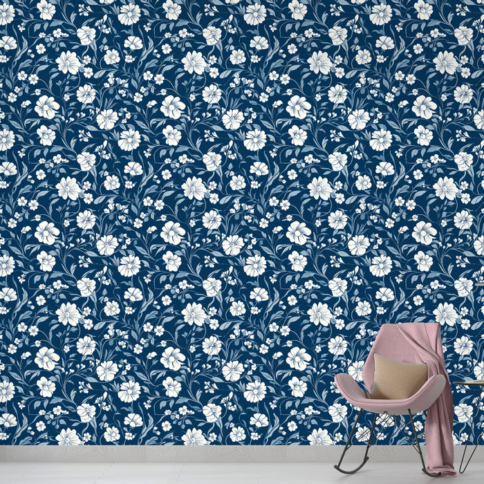 Une chambre moderne avec un papier peint floral bleu marine et blanc, évoquant une ambiance fraîche et élégante grâce à ses motifs délicats.