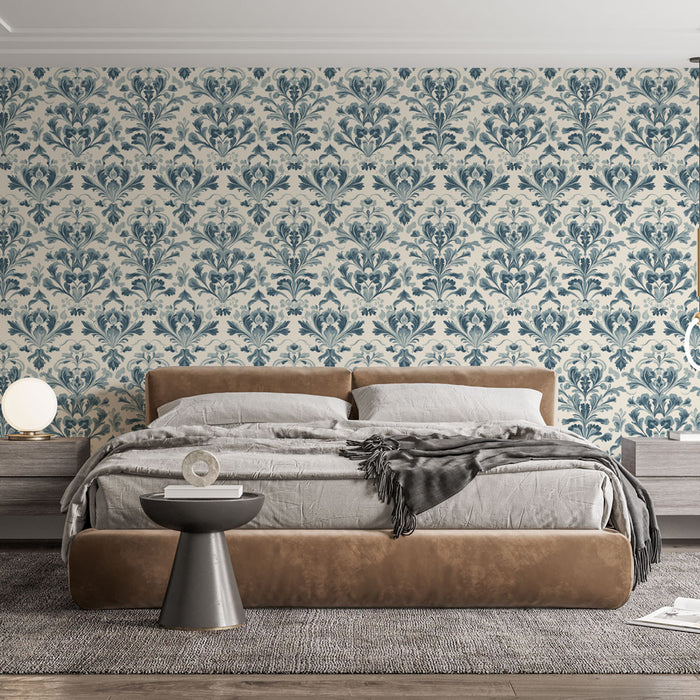 Une chambre moderne avec un papier peint damassé bleu et crème aux motifs floraux élégants, créant une atmosphère chaleureuse et raffinée.