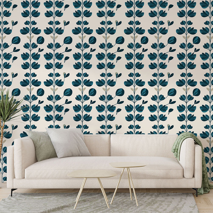 Un salon moderne avec un papier peint floral aux motifs de feuilles bleu foncé sur fond clair, créant une ambiance fraîche et apaisante.