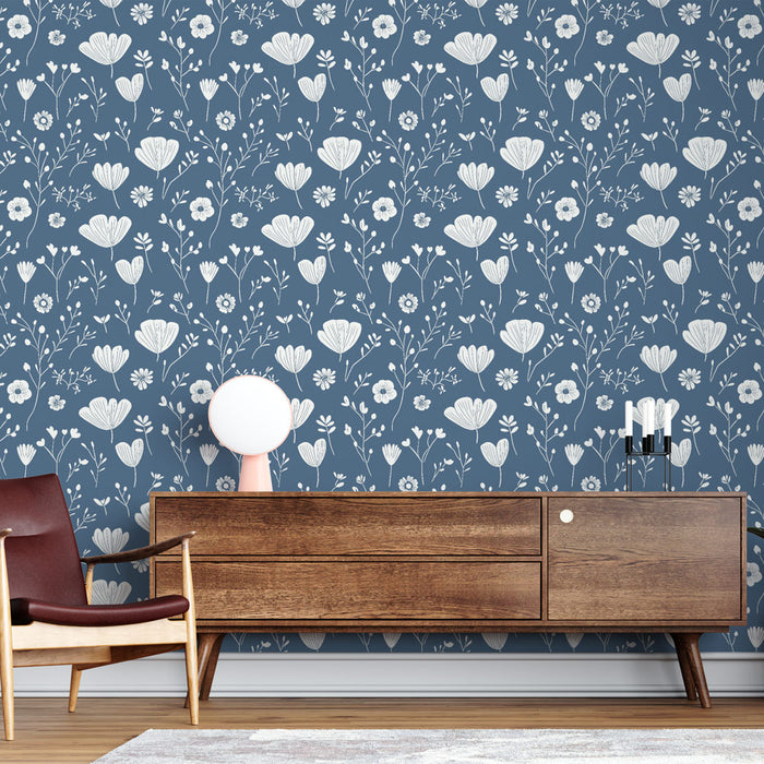 Une pièce moderne avec un papier peint floral bleu nuit orné de motifs blancs délicats, créant une ambiance douce et apaisante.