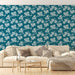 Un salon lumineux avec un papier peint floral bleu canard et blanc, évoquant une ambiance fraîche et apaisante grâce à ses motifs délicats.