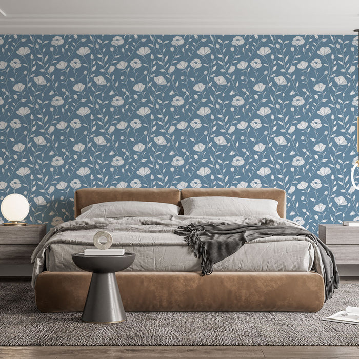 Une chambre moderne avec un papier peint floral bleu et blanc aux motifs délicats, créant une atmosphère apaisante et élégante.