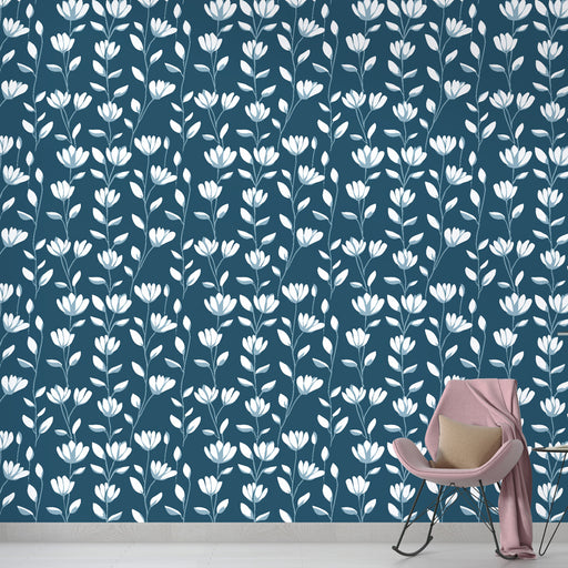 Une pièce moderne avec un papier peint floral bleu nuit orné de délicates fleurs blanches, créant une ambiance fraîche et apaisante.