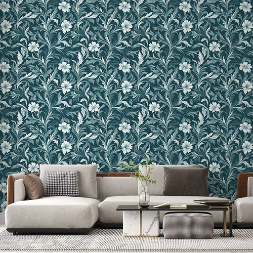 Un salon élégant avec un papier peint floral bleu-vert orné de motifs délicats de fleurs blanches, créant une atmosphère apaisante et raffinée.