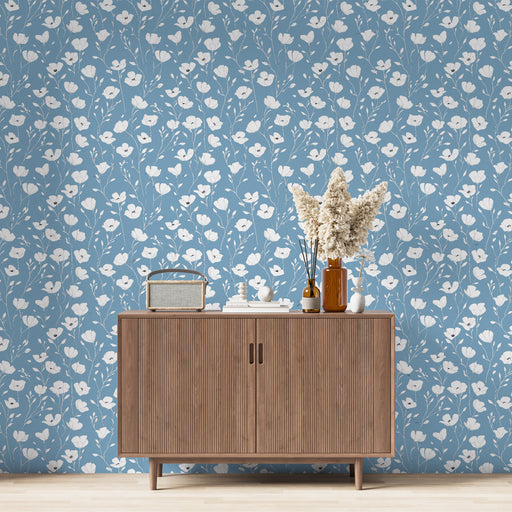 Une pièce moderne avec un papier peint floral bleu clair orné de délicates fleurs blanches, créant une ambiance douce et apaisante.