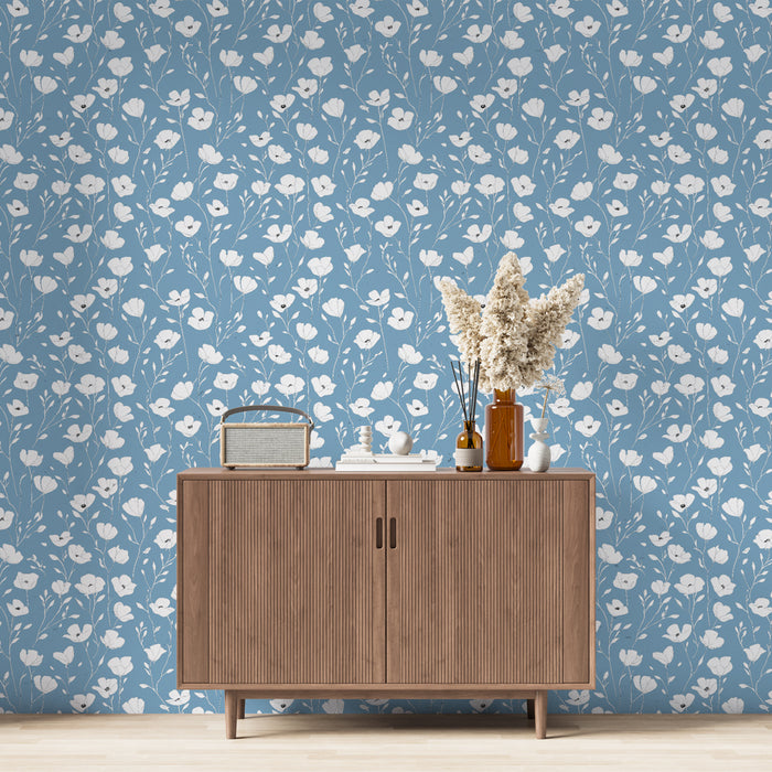 Une pièce moderne avec un papier peint floral bleu clair orné de délicates fleurs blanches, créant une ambiance douce et apaisante.