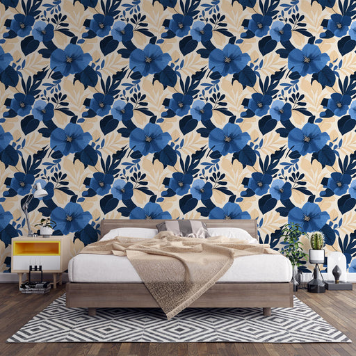Une chambre moderne avec un papier peint floral bleu et beige aux motifs luxuriants, créant une ambiance apaisante et élégante.