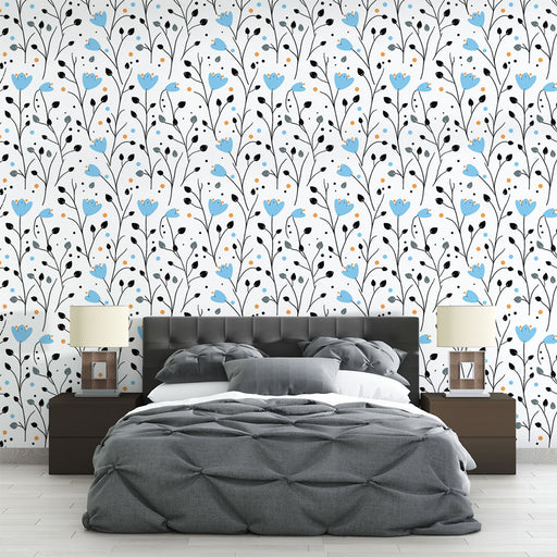 Une chambre moderne avec un papier peint floral aux motifs bleus et noirs sur fond blanc, créant une ambiance fraîche et apaisante.