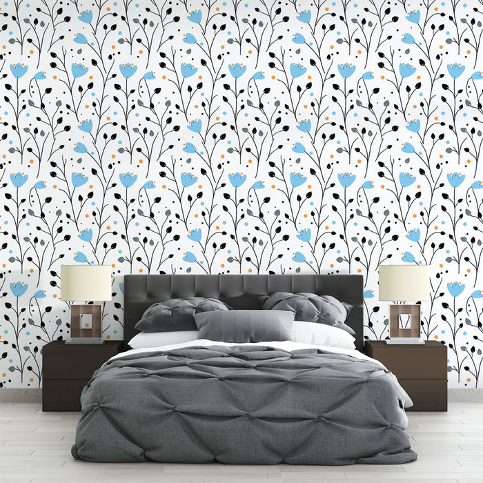 Une chambre moderne avec un papier peint floral aux motifs bleus et noirs sur fond blanc, créant une ambiance fraîche et apaisante.