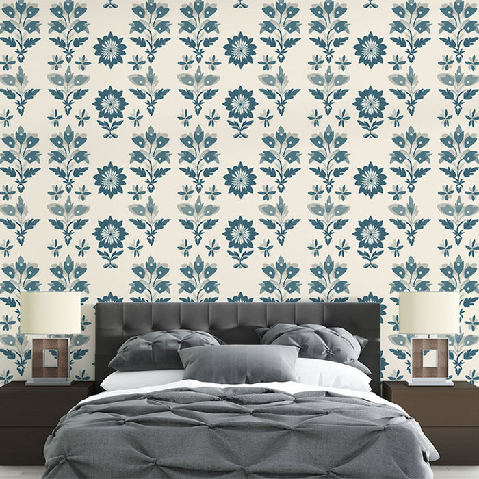 Une chambre moderne avec un papier peint floral bleu et beige aux motifs délicats, créant une atmosphère apaisante et élégante.