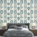 Une chambre moderne avec un papier peint floral bleu et beige aux motifs délicats, créant une atmosphère apaisante et élégante.