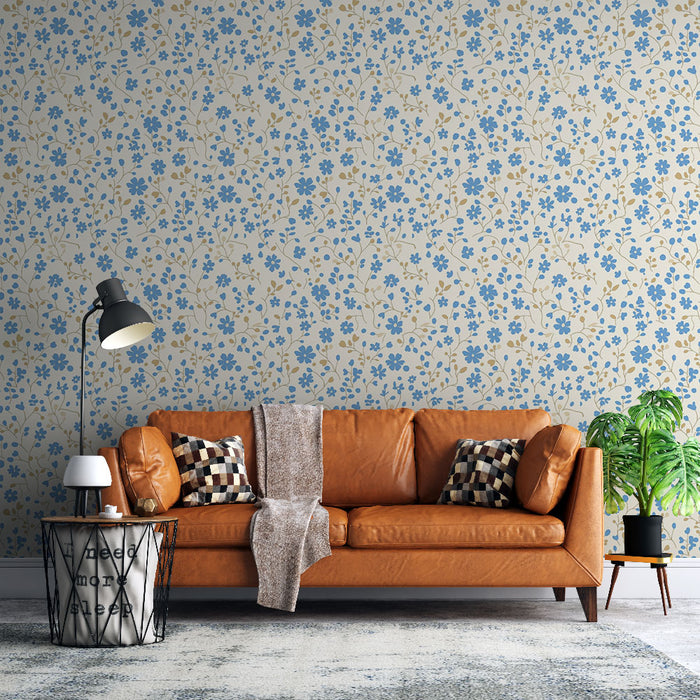 Un salon moderne avec un papier peint floral bleu et beige, aux motifs délicats, créant une ambiance douce et accueillante.