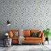 Un salon moderne avec un papier peint floral bleu et beige, aux motifs délicats, créant une ambiance douce et accueillante.
