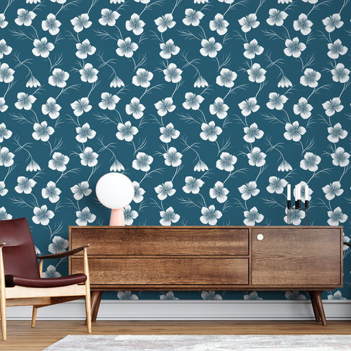Une pièce moderne avec un papier peint floral bleu profond orné de fleurs blanches délicates, créant une ambiance élégante et apaisante.