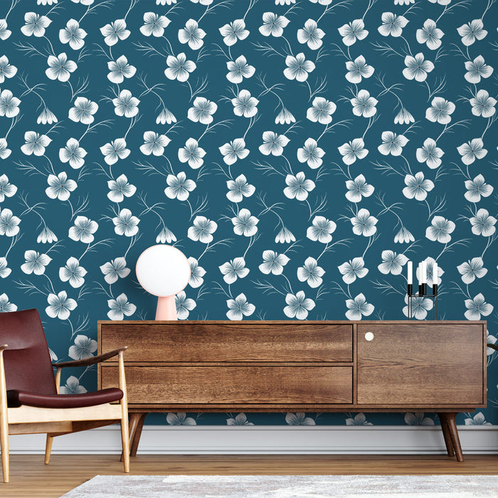 Une pièce moderne avec un papier peint floral bleu profond orné de fleurs blanches délicates, créant une ambiance élégante et apaisante.
