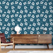 Une pièce moderne avec un papier peint floral bleu profond orné de fleurs blanches délicates, créant une ambiance élégante et apaisante.