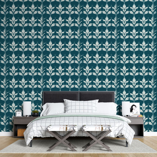Une chambre moderne avec un papier peint botanique bleu canard aux motifs de feuilles stylisées, créant une ambiance fraîche et apaisante.