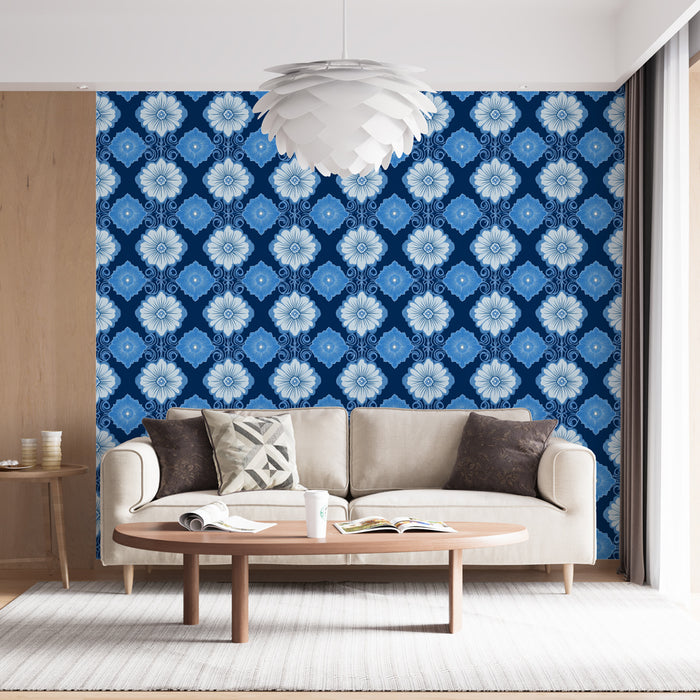Un salon moderne avec un papier peint floral bleu et blanc, présentant de grandes fleurs sur fond bleu marine, créant une atmosphère fraîche et élégante.