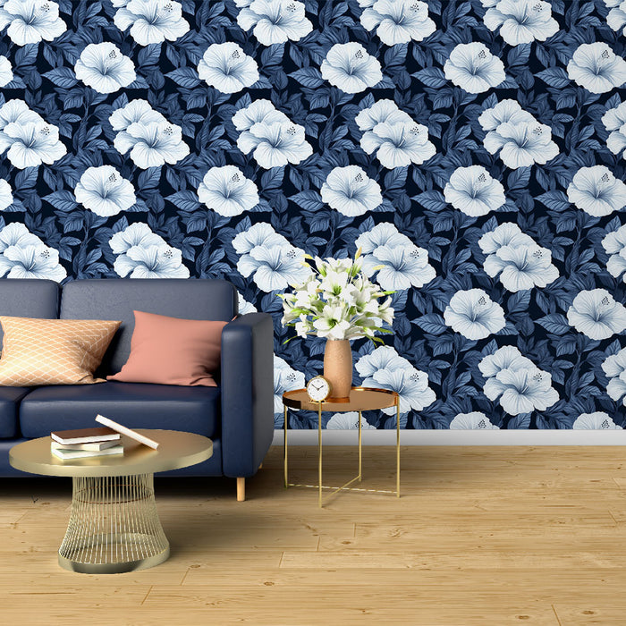 Un salon moderne avec un papier peint floral bleu marine et blanc, aux grandes fleurs délicates, créant une ambiance fraîche et accueillante.