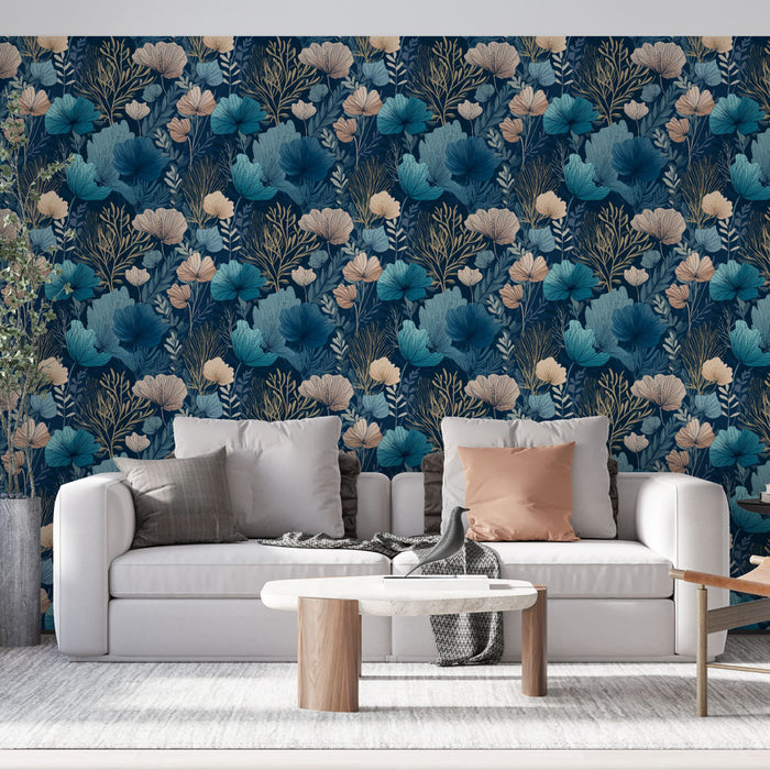 Un salon moderne avec un papier peint floral bleu nuit aux motifs délicats de fleurs et feuillages, créant une ambiance élégante et apaisante.