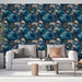 Un salon moderne avec un papier peint floral bleu nuit aux motifs délicats de fleurs et feuillages, créant une ambiance élégante et apaisante.