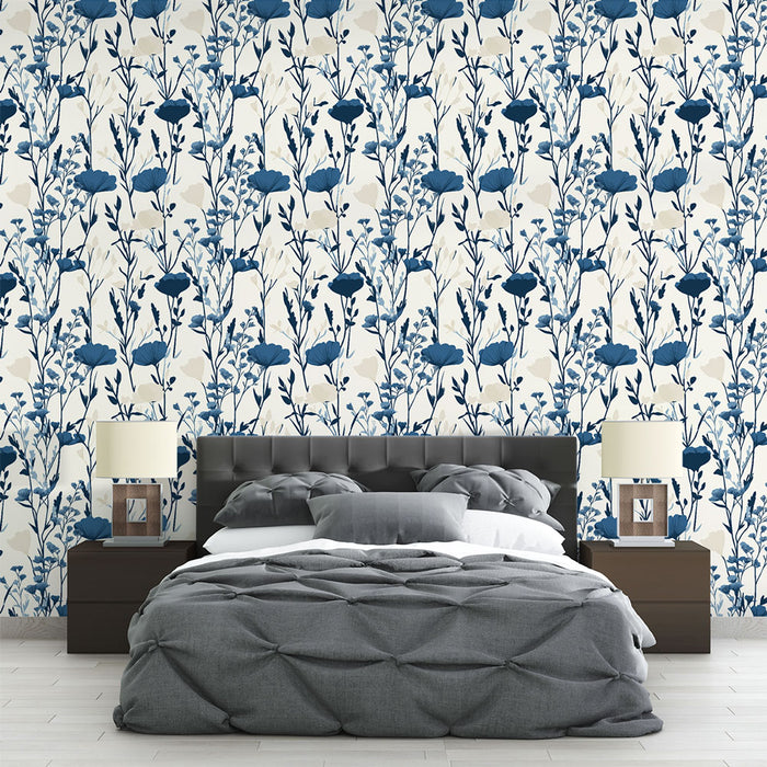 Une chambre moderne avec un papier peint floral bleu marine sur fond clair, créant une atmosphère apaisante et élégante.