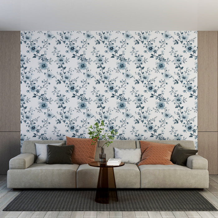 Un salon moderne avec un papier peint floral bleu et blanc aux motifs délicats, créant une ambiance fraîche et apaisante.