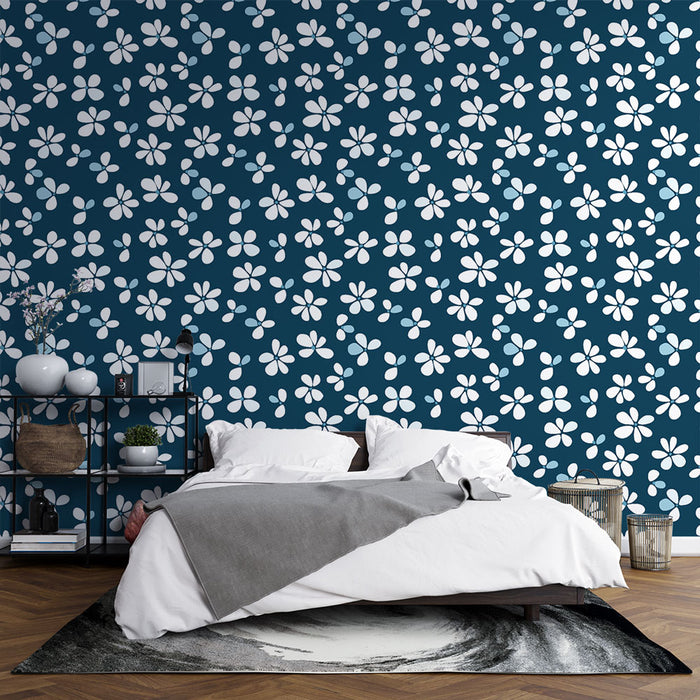 Une chambre moderne avec un papier peint floral bleu marine et blanc, créant une ambiance fraîche et accueillante.