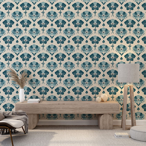 Un salon moderne avec un papier peint floral aux motifs de fleurs bleu-vert sur fond crème, créant une atmosphère douce et apaisante.