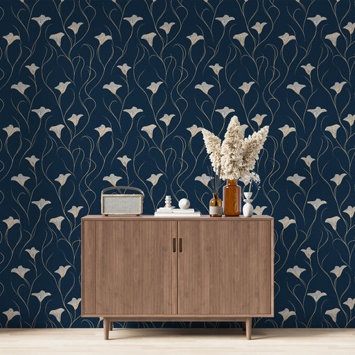 Une pièce moderne avec un papier peint floral bleu nuit orné de délicates fleurs blanches et de tiges dorées, créant une ambiance élégante et apaisante.