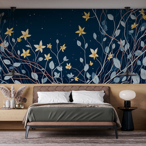 Une chambre moderne avec un papier peint floral bleu nuit orné de fleurs jaunes et de feuillages délicats, créant une ambiance apaisante et élégante.