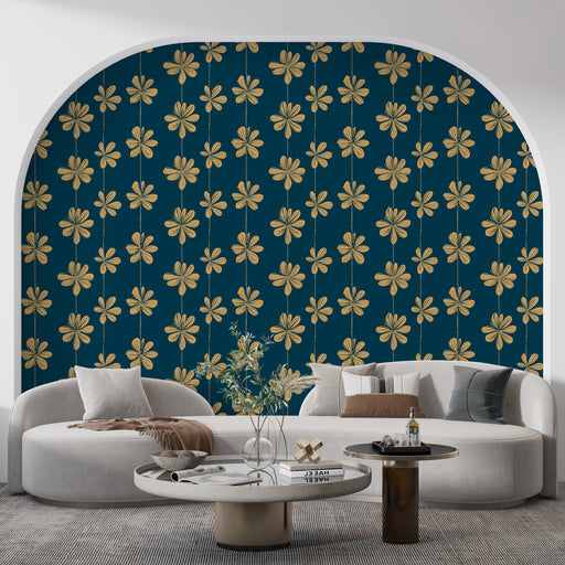 Un salon moderne avec un papier peint floral bleu nuit et doré, créant une ambiance élégante et chaleureuse grâce à ses motifs délicats.
