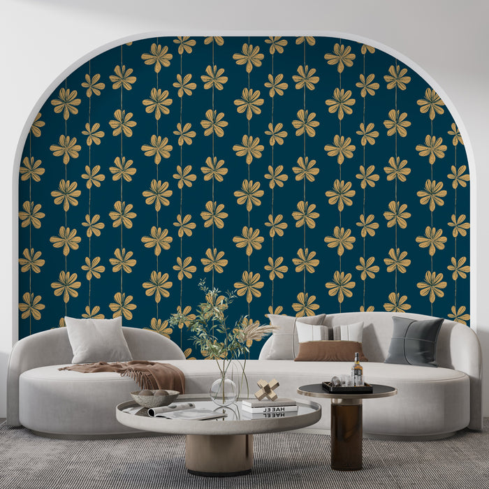 Un salon moderne avec un papier peint floral bleu nuit et doré, créant une ambiance élégante et chaleureuse grâce à ses motifs délicats.