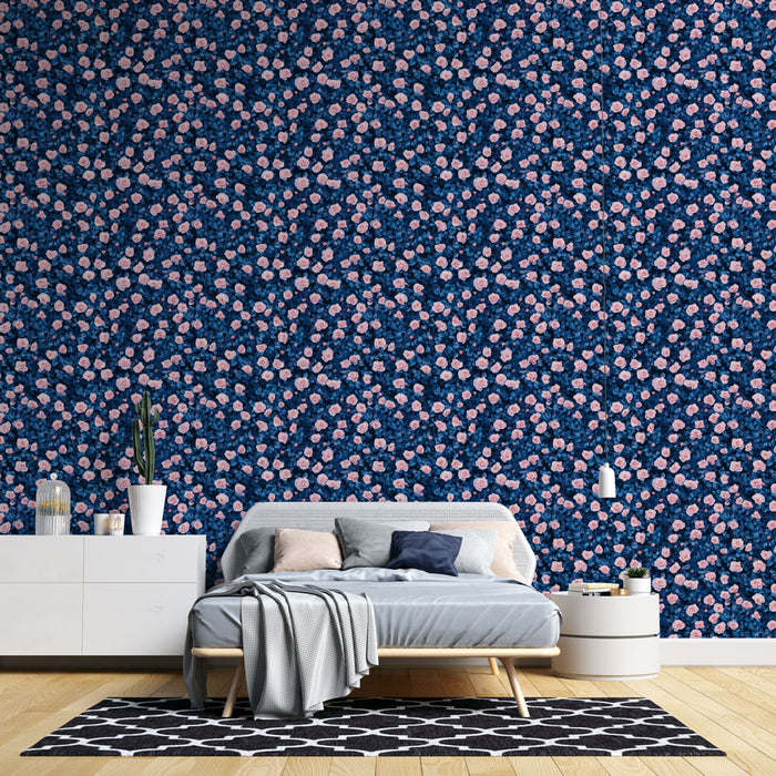 Une chambre moderne avec un papier peint floral bleu marine orné de petites roses roses, créant une atmosphère douce et accueillante.