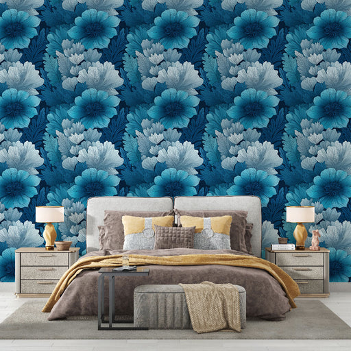 Une chambre élégante avec un papier peint floral bleu et gris sur fond marine, créant une atmosphère apaisante et moderne.