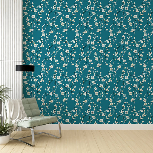 Un salon moderne avec un papier peint floral turquoise et crème, aux motifs délicats de branches fleuries, créant une atmosphère fraîche et accueillante.